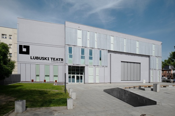 Wejście do budynku Teatru Lalek