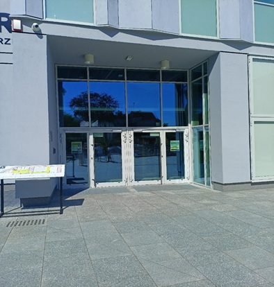 Wejście do budynku Teatru Lalek po lewej plan tyflograficzny